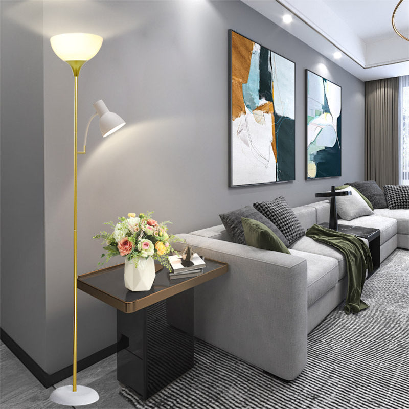 Stehlampe mit weißem Schirm neben Sofa in elegantem Wohnzimmer mit Teppich