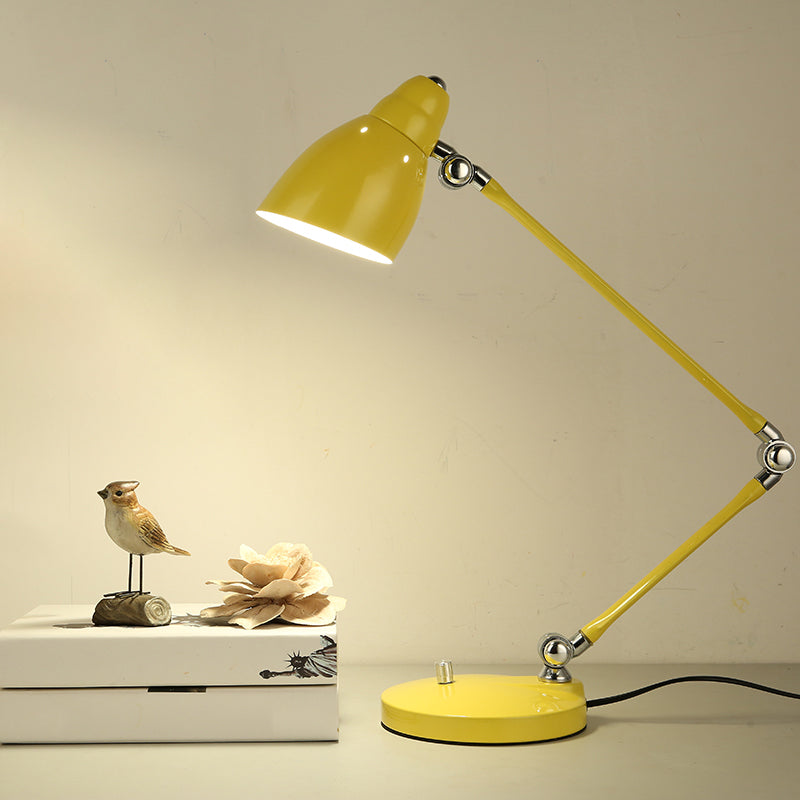 Gelbe verstellbare Tischlampe mit klassischem Design auf heller Oberfläche