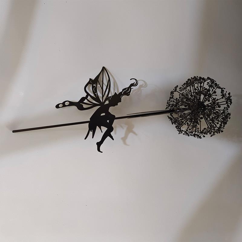 Feen und Löwenzahn tanzen zusammen Skulptur im Freien Garten