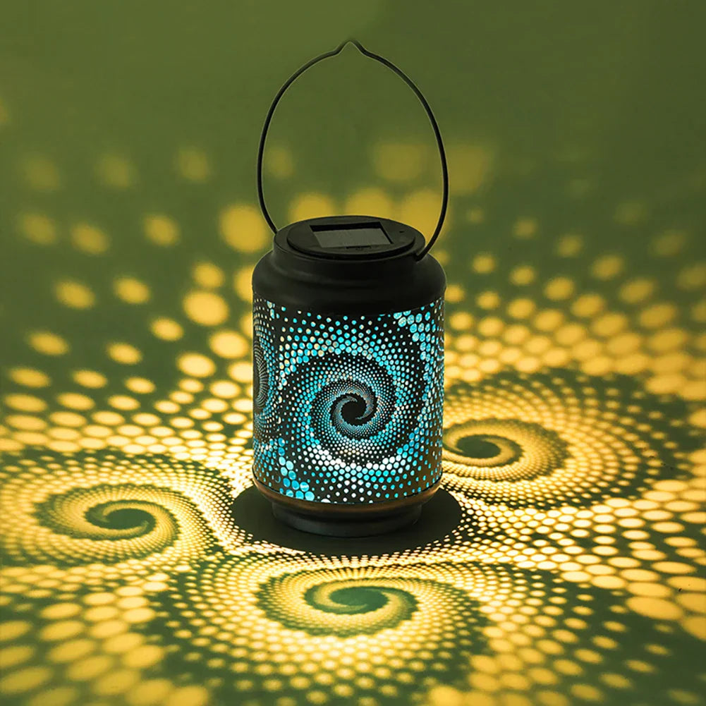 Hängeleuchte mit Spiralmuster und Solarpanel projiziert leuchtende Ornamente auf Untergrund