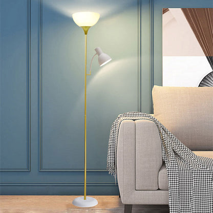 Weiße Stehlampe mit Leselicht vor blauer Wand und beige gepolstertem Stuhl