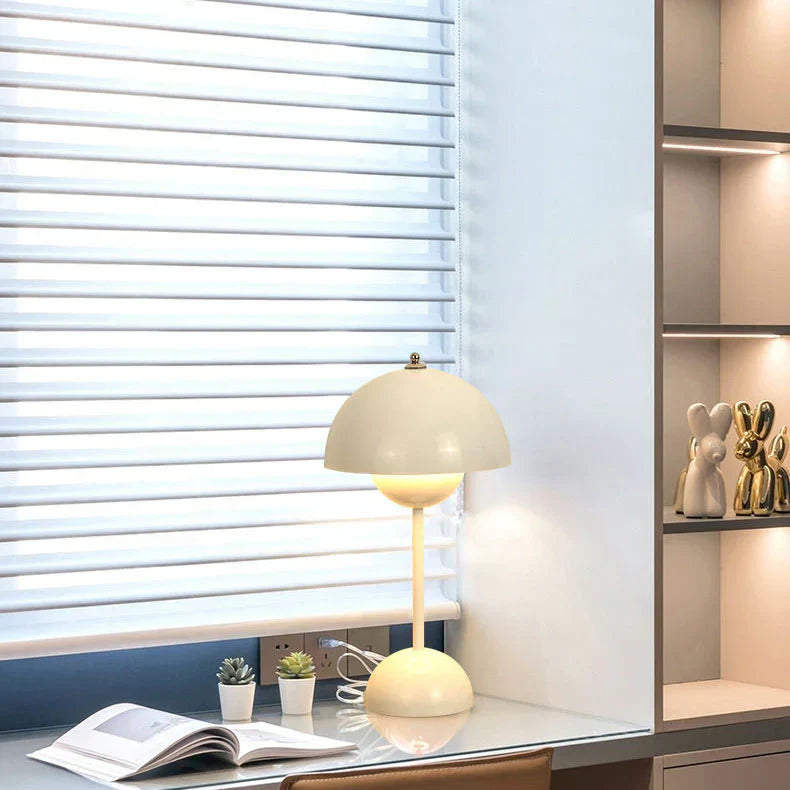 Kleine weiße Tischlampe mit blauem Schirm auf Fensterbank