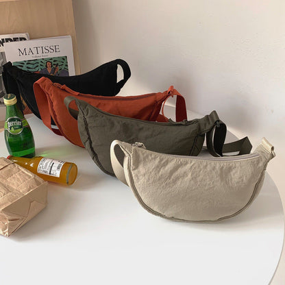 – Organisieren und stilvoll tragen mit dieser Half Moon Crossbody Tasche