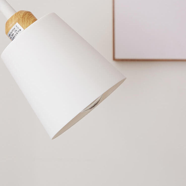 Nahaufnahme eines weißen Lampenschirms mit Holzfassung