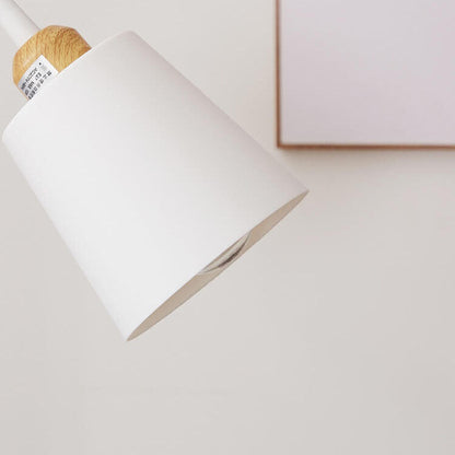 Nahaufnahme eines weißen Lampenschirms mit Holzfassung