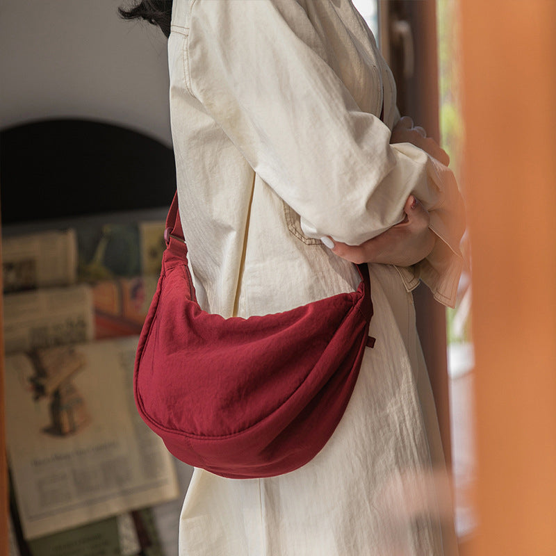 – Organisieren und stilvoll tragen mit dieser Half Moon Crossbody Tasche