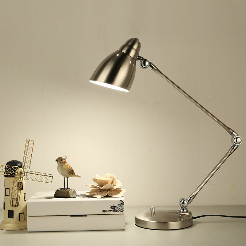 Industrielle Metall-Schreibtischlampe in Silber auf Tisch mit Vogel-Figur und Muscheln