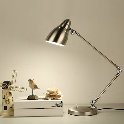Industrielle Metall-Schreibtischlampe in Silber auf Tisch mit Vogel-Figur und Muscheln