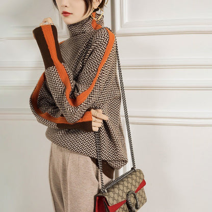 Rollkragenpullover mit kontrastierenden Ärmeln