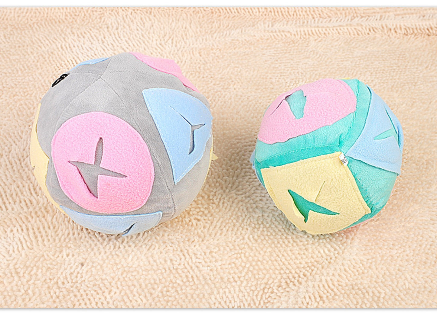 Sandsberg | Hund schnüffelt Ball Futtersuche leckt Spielzeugball