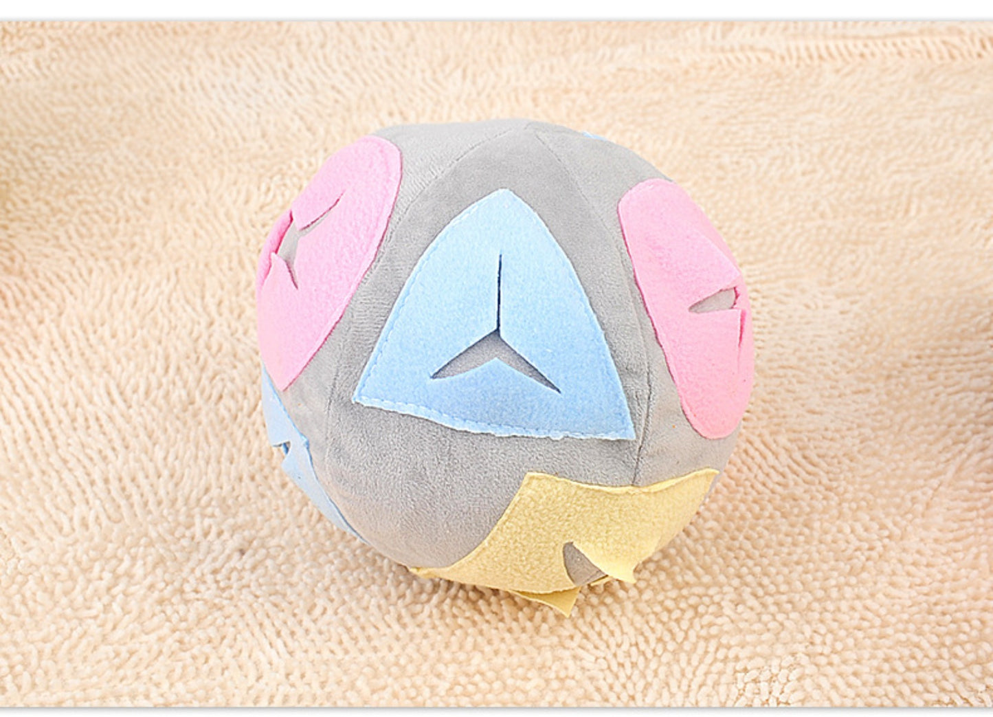 Sandsberg | Hund schnüffelt Ball Futtersuche leckt Spielzeugball