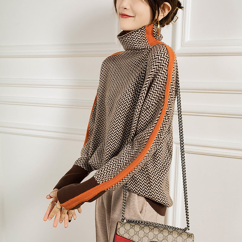 Rollkragenpullover mit kontrastierenden Ärmeln