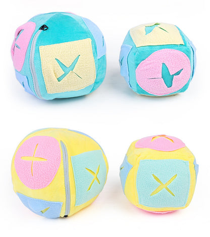 Sandsberg | Hund schnüffelt Ball Futtersuche leckt Spielzeugball