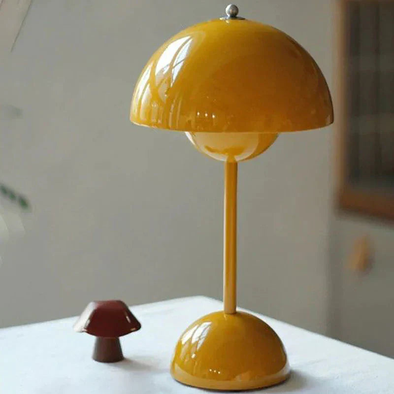 Goldgelbe Tischlampe mit Miniaturversion daneben auf weißem Tisch