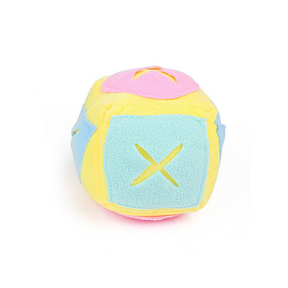 Sandsberg | Hund schnüffelt Ball Futtersuche leckt Spielzeugball