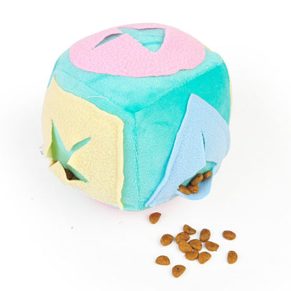 Sandsberg | Hund schnüffelt Ball Futtersuche leckt Spielzeugball