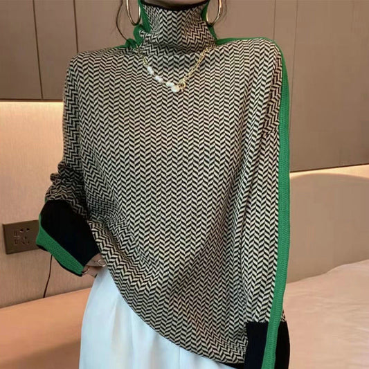 Rollkragenpullover mit kontrastierenden Ärmeln