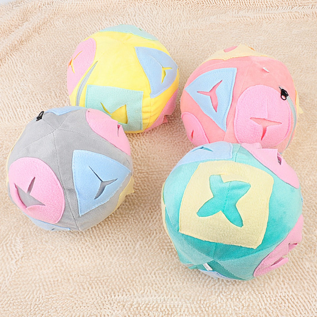 Sandsberg | Hund schnüffelt Ball Futtersuche leckt Spielzeugball