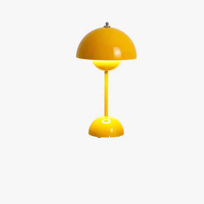 Runde gelbe Tischlampe vor weißem Hintergrund