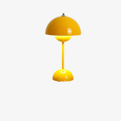 Runde gelbe Tischlampe vor weißem Hintergrund