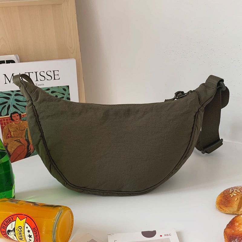 – Organisieren und stilvoll tragen mit dieser Half Moon Crossbody Tasche