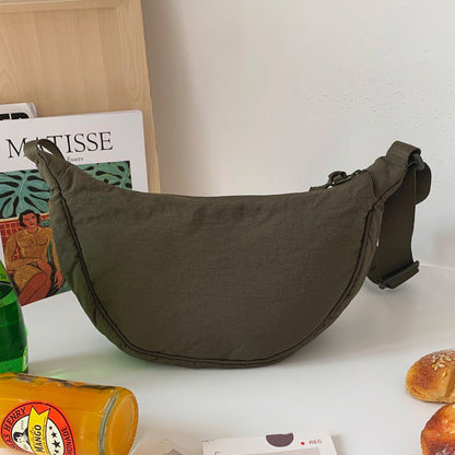 – Organisieren und stilvoll tragen mit dieser Half Moon Crossbody Tasche