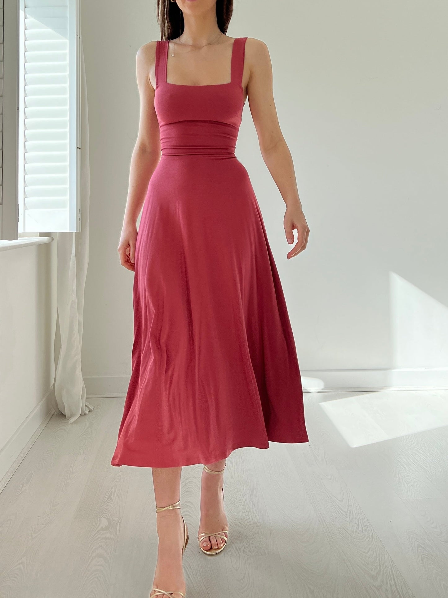 Neue Midi-Kleid mit dicken Trägern für Frauen