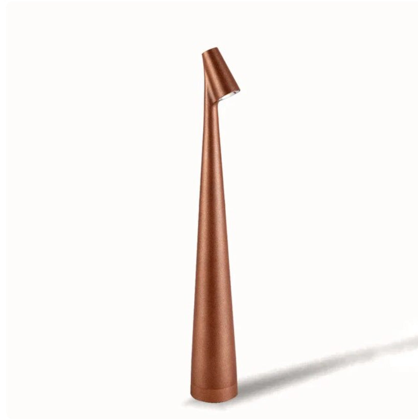 Holzfarbene Designlampe mit kantigem Lampenkopf