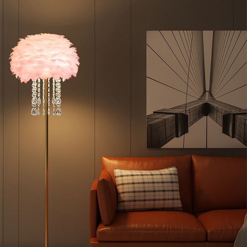 Feder-Stehlampe mit goldfarbenem Fuß in stilvollem Wohnzimmer mit oranger Couch