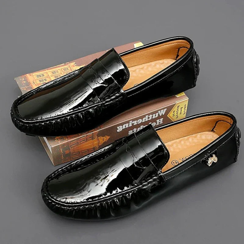 Elegante Damenmokassins mit flacher, lackierter Oberfläche – Orthopädischer Komfort trifft stilvolles Design!