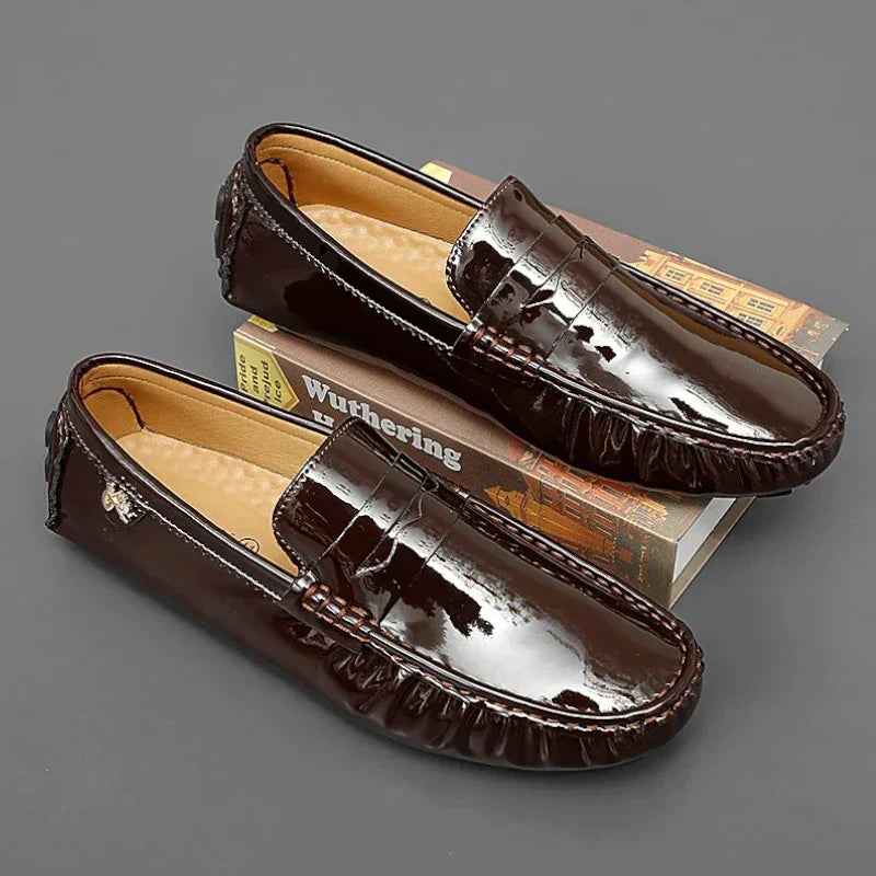 Elegante Damenmokassins mit flacher, lackierter Oberfläche – Orthopädischer Komfort trifft stilvolles Design!