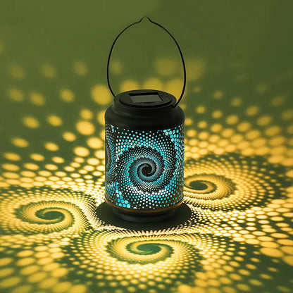 Hängeleuchte mit Spiralmuster und Solarpanel projiziert leuchtende Ornamente auf Untergrund