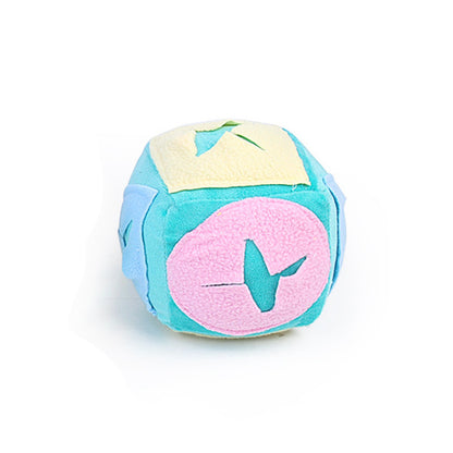 Sandsberg | Hund schnüffelt Ball Futtersuche leckt Spielzeugball