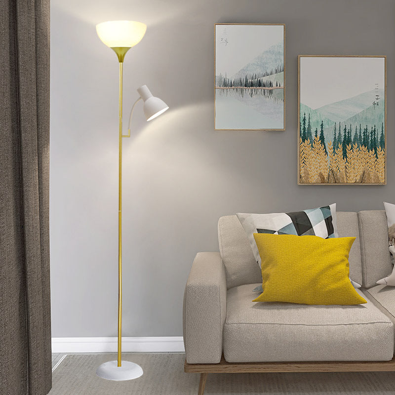 Weiße Stehlampe mit Lesearm neben Sofa mit gelbem Kissen in gemütlichem Wohnzimmer