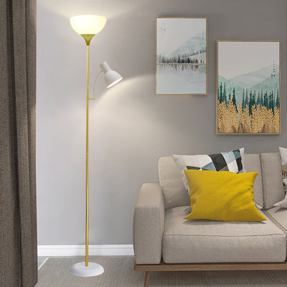 Weiße Stehlampe mit Lesearm neben Sofa mit gelbem Kissen in gemütlichem Wohnzimmer