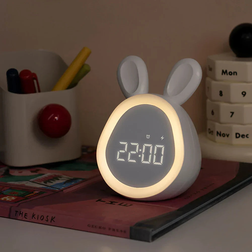 Niedlicher Kinder Wecker mit LED-Anzeige, Nachtlicht und Alarm – Hasenform für Jungen und Mädchen, Ideal für Kinderzimmer und sanftes Aufwachen