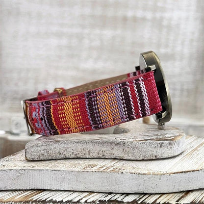 Sandsberg mit mehrfarbigem Regenbogen-Muster