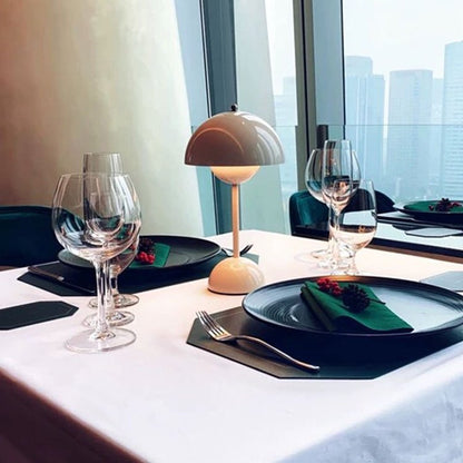 Dunkelorange Lampe auf gedecktem Esstisch mit Fensterblick