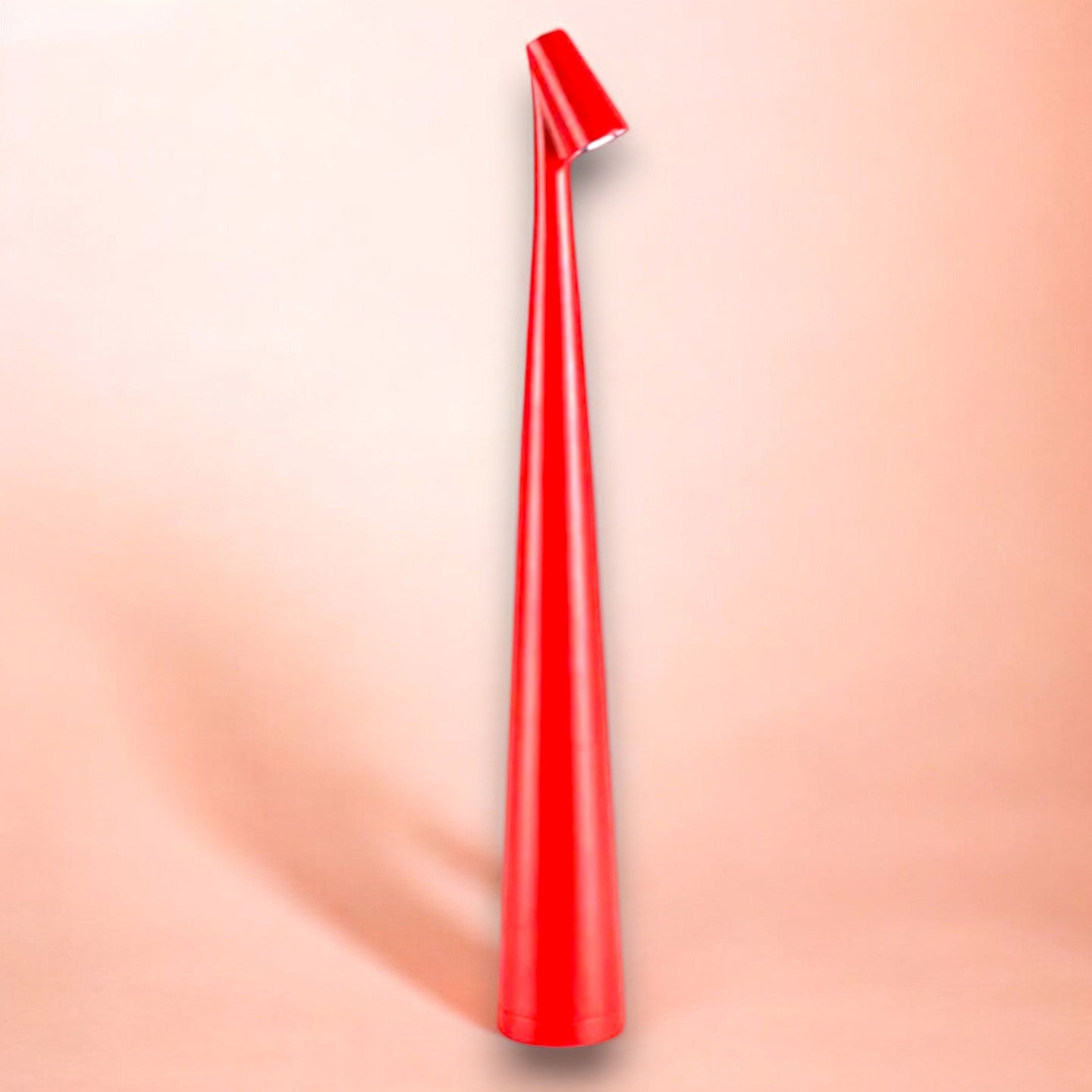 Rote Designlampe vor rosa Hintergrund