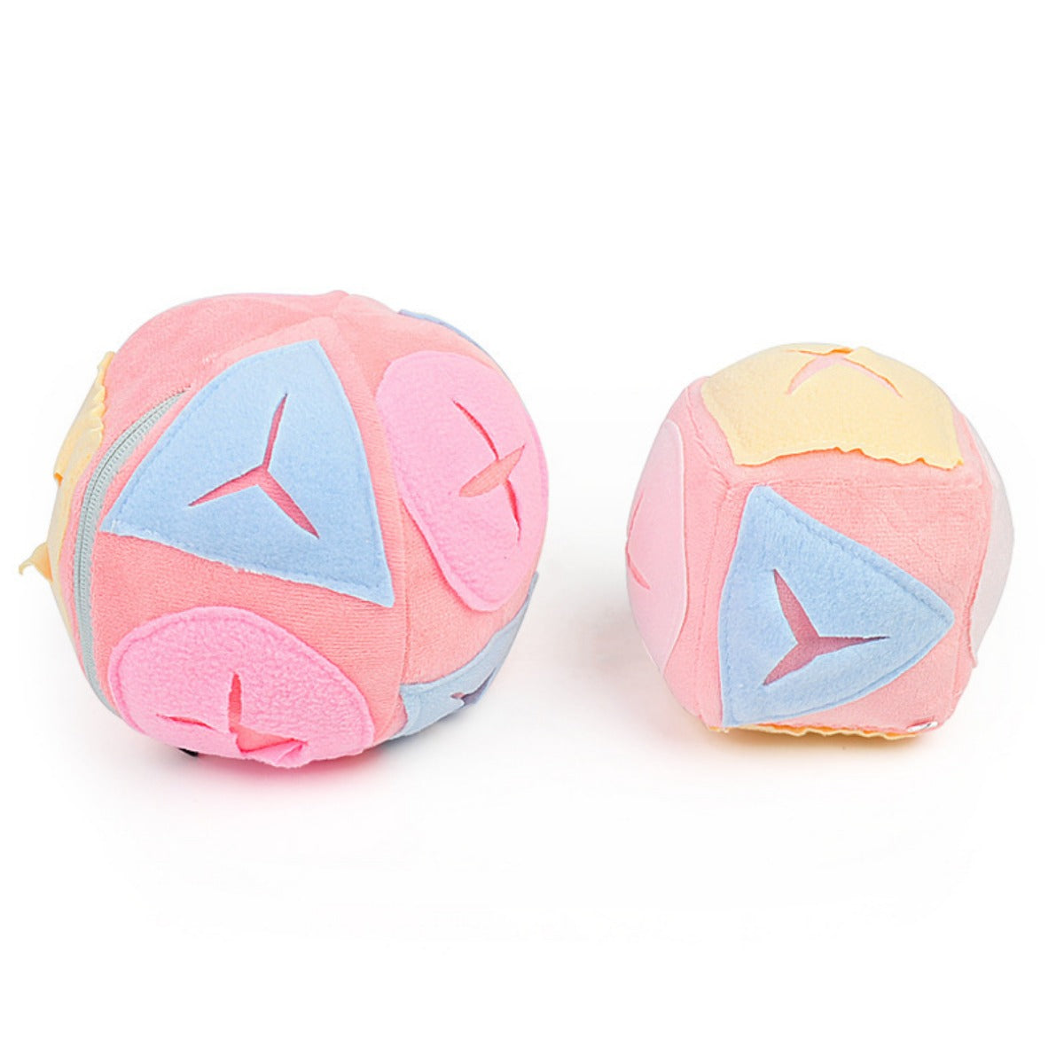 Sandsberg | Hund schnüffelt Ball Futtersuche leckt Spielzeugball