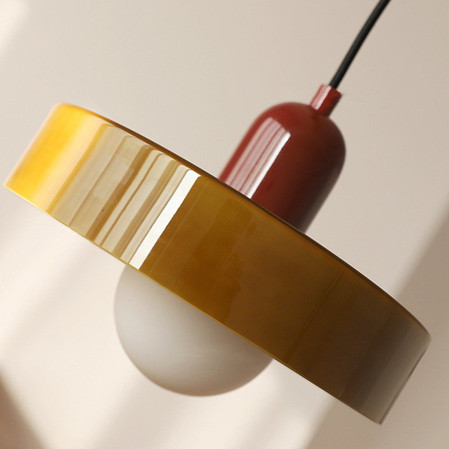 Sandsberg Pendelleuchte aus farbigem Glas | Elegante Hängeleuchte im Bauhaus-Stil | Designlampe für Wohnzimmer & Esszimmer