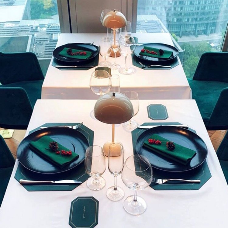 Zwei braune Tischlampen mittig auf modern gedecktem Tisch