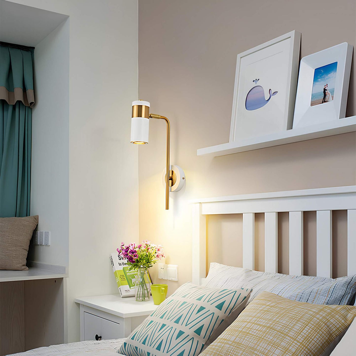 Weiße Wandleuchte mit goldener Halterung über Nachttisch im Schlafzimmer mit Dekoration