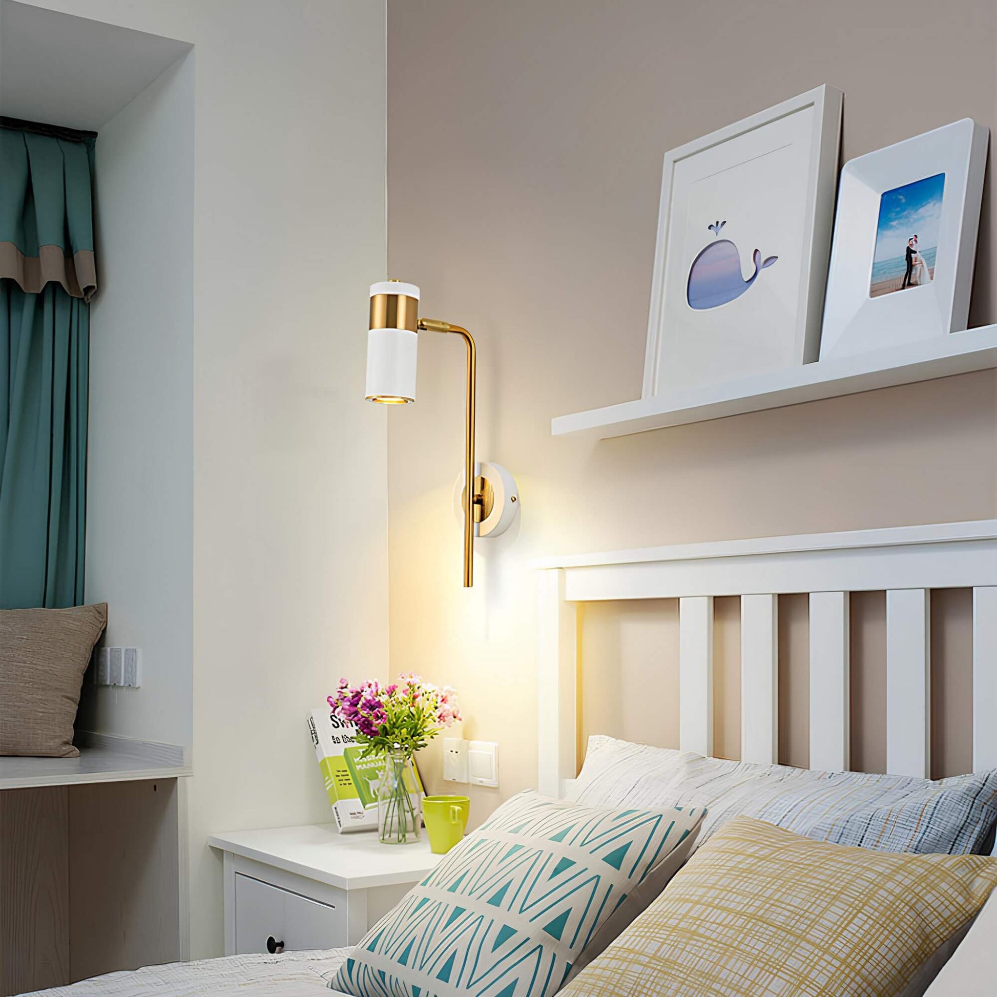 Weiße Wandleuchte mit goldener Halterung über Nachttisch im Schlafzimmer mit Dekoration