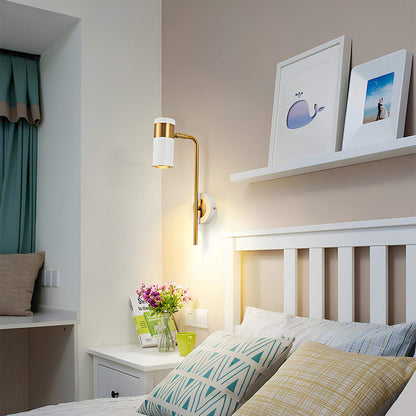 Weiße Wandleuchte mit goldener Halterung über Nachttisch im Schlafzimmer mit Dekoration
